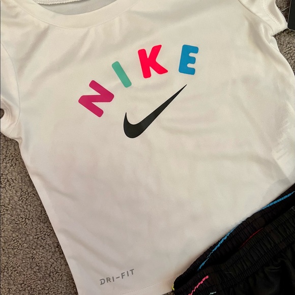 Girls Nike 2 pc Short Set Outfit Tee Shorts Shirt Sport Wear Athletic Swing Top - Picture 2 of 5
